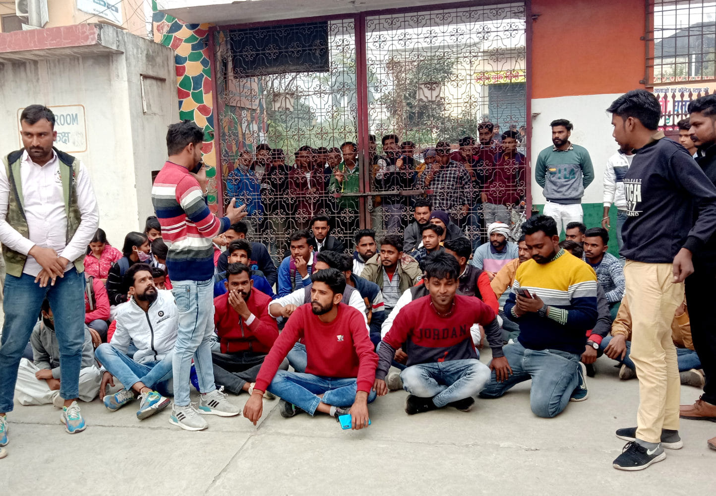 जैन डिग्री कॉलेज में गेट का ताला बंदी कर विरोध प्रदर्शन करते छात्र जैन डिग्री कॉलेज में गेट का ताला बंदी कर विरोध प्रदर्शन करते छात्र