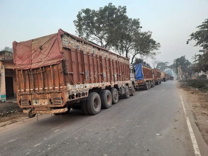 Deux camions se sont affrontés, Ramnagar Chowk a lutté contre de la confiture pendant la nuit