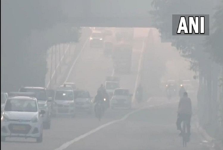 Delhi : visibilité réduite en raison de la brume dans la capitale nationale, Aqi dans la catégorie « dangereuse » à Anand Vihar