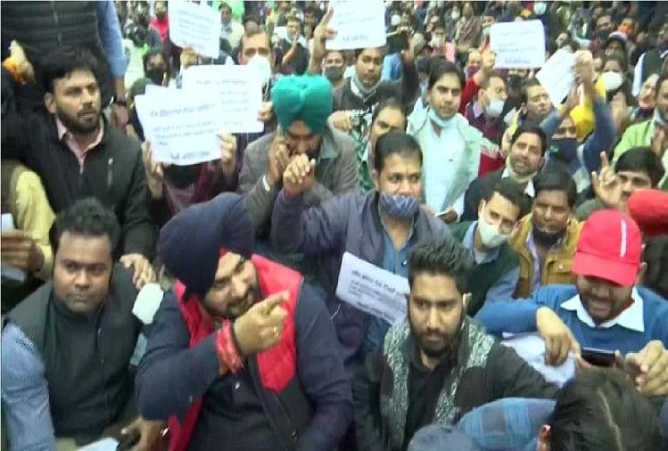 Le chef du Congrès du Pendjab, Navjot Singh Sidhu, rejoint les enseignants invités du gouvernement de Delhi qui protestent contre leur demande d’emplois permanents