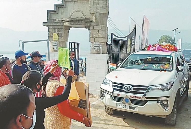 La voiture de Bjp Rashtriya Adhyaksh Jp Naada s’est arrêtée à Bilaspur par des membres de la famille des agents de police négligeant la sécurité de Vvip