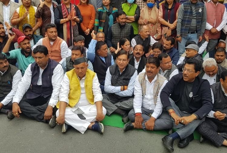 उत्तराखंड: पूर्व कैबिनेट मंत्री यशपाल आर्य और उनके बेटे पर हमले के विरोध में धरने पर बैठी कांग्रेस, भाजपा पर लगाया आरोप