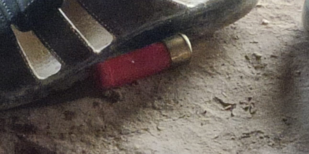 मौके पर पड़ा खोखा। संवाद
