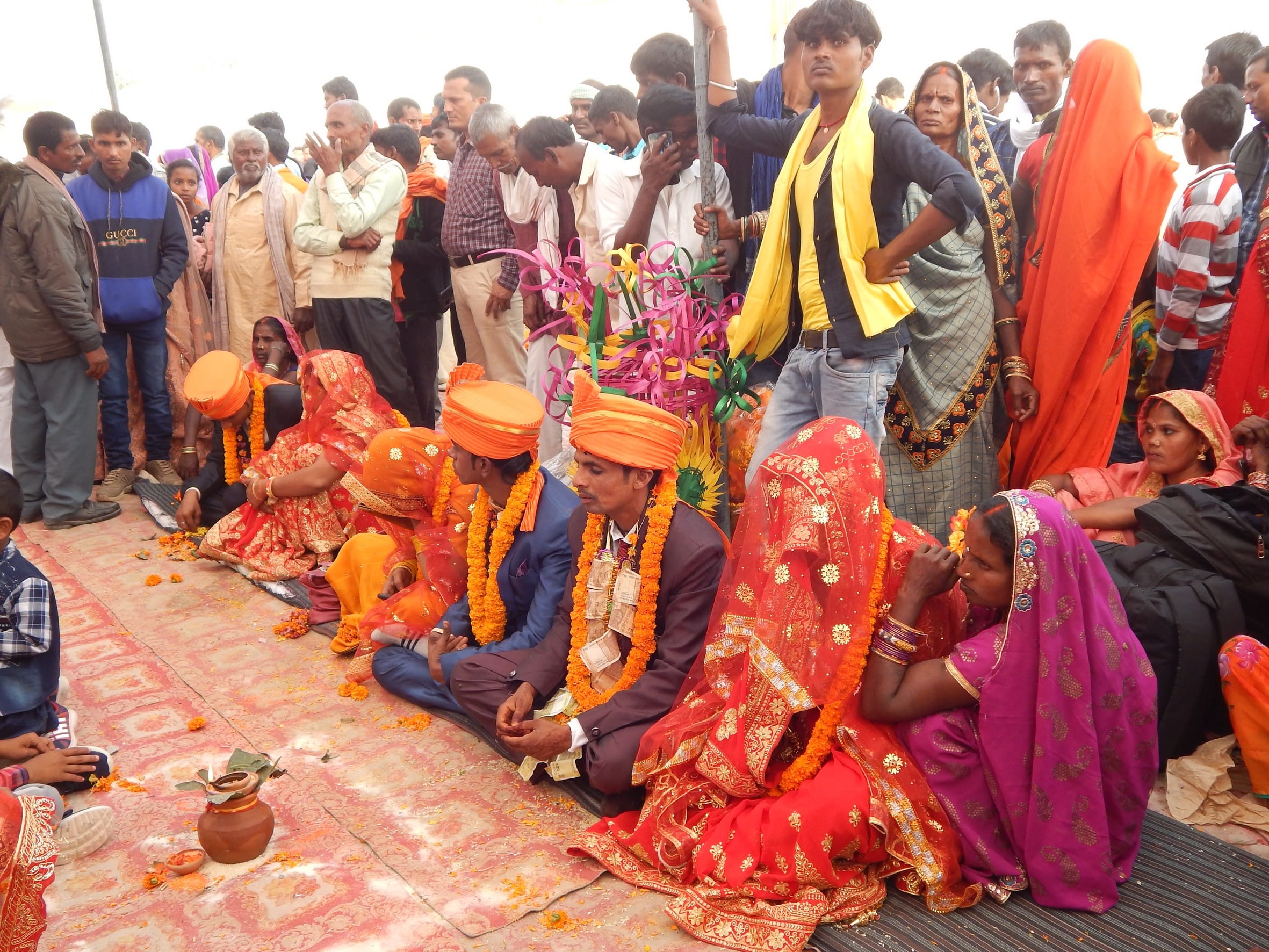 कपूरी गांव में आयोजित सामूहिक विवाह के दौरान बैठे वर-वधु। कपूरी गांव में आयोजित सामूहिक विवाह के दौरान बैठे वर-वधु।