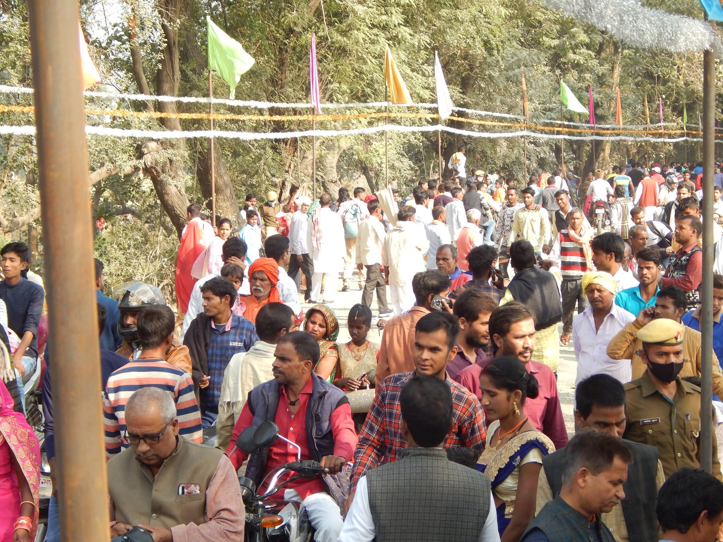 कपूरी गांव में आयोजित सामूहिक विवाह के दौरान सड़क पर लगी भीड़। कपूरी गांव में आयोजित सामूहिक विवाह के दौरान सड़क पर लगी भीड़।