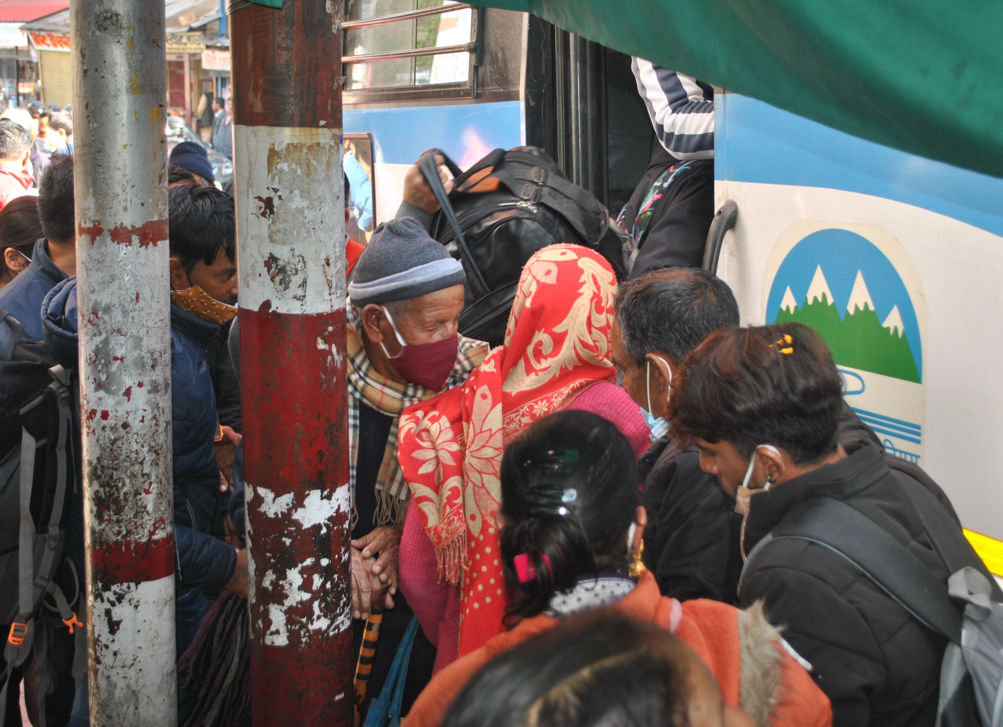 रविवार को अल्मोड़ा रोडवेज स्टेशन में रोडवेज की बस में चढ़ते यात्री। सीट पाने के लिए यात्रियों मे?