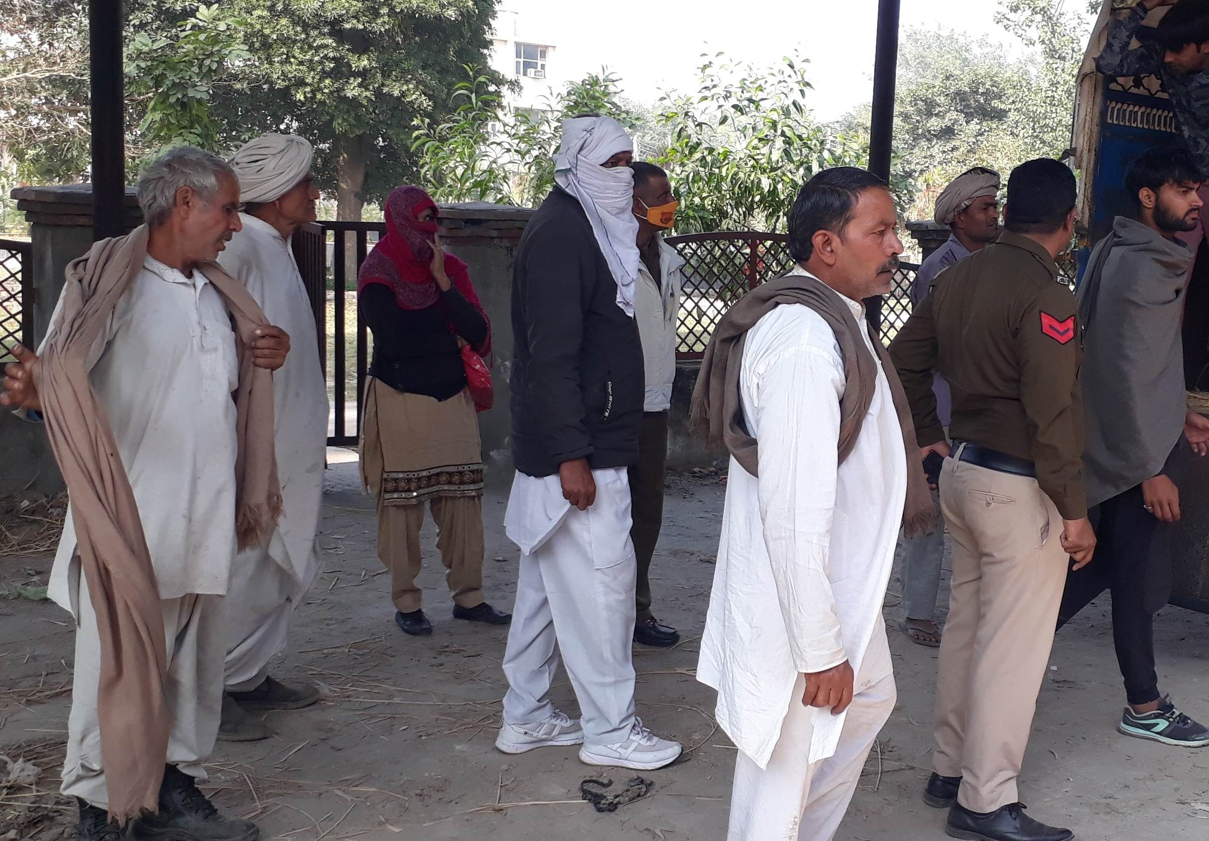 नागरिक अस्पताल में शव लेने पहुंचे परिजन। संवाद नागरिक अस्पताल में शव लेने पहुंचे परिजन। संवाद