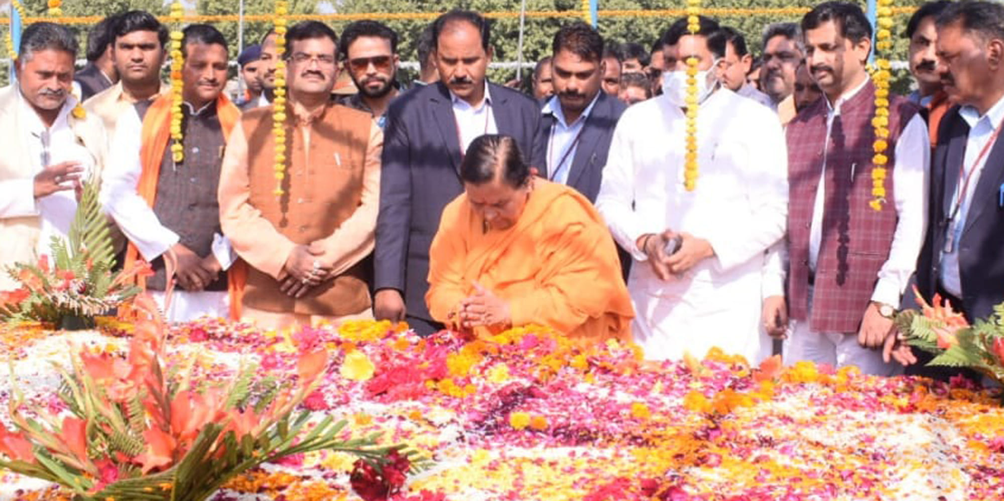 राठ में स्वामी ब्रह्मानंद की समाधि पर पुष्प अर्पित करतीं पूर्व मुख्यमंत्री साध्वी उमा भारती राठ में स्वामी ब्रह्मानंद की समाधि पर पुष्प अर्पित करतीं पूर्व मुख्यमंत्री साध्वी उमा भारती