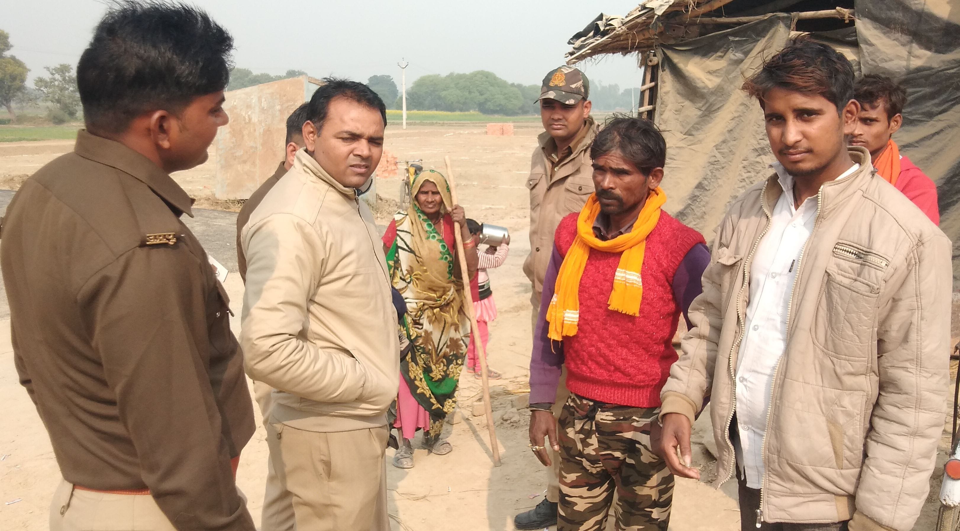 दिगंबरपुर गांव में बेटे से पूंछतांछ करतीं पुलिस। संवाद