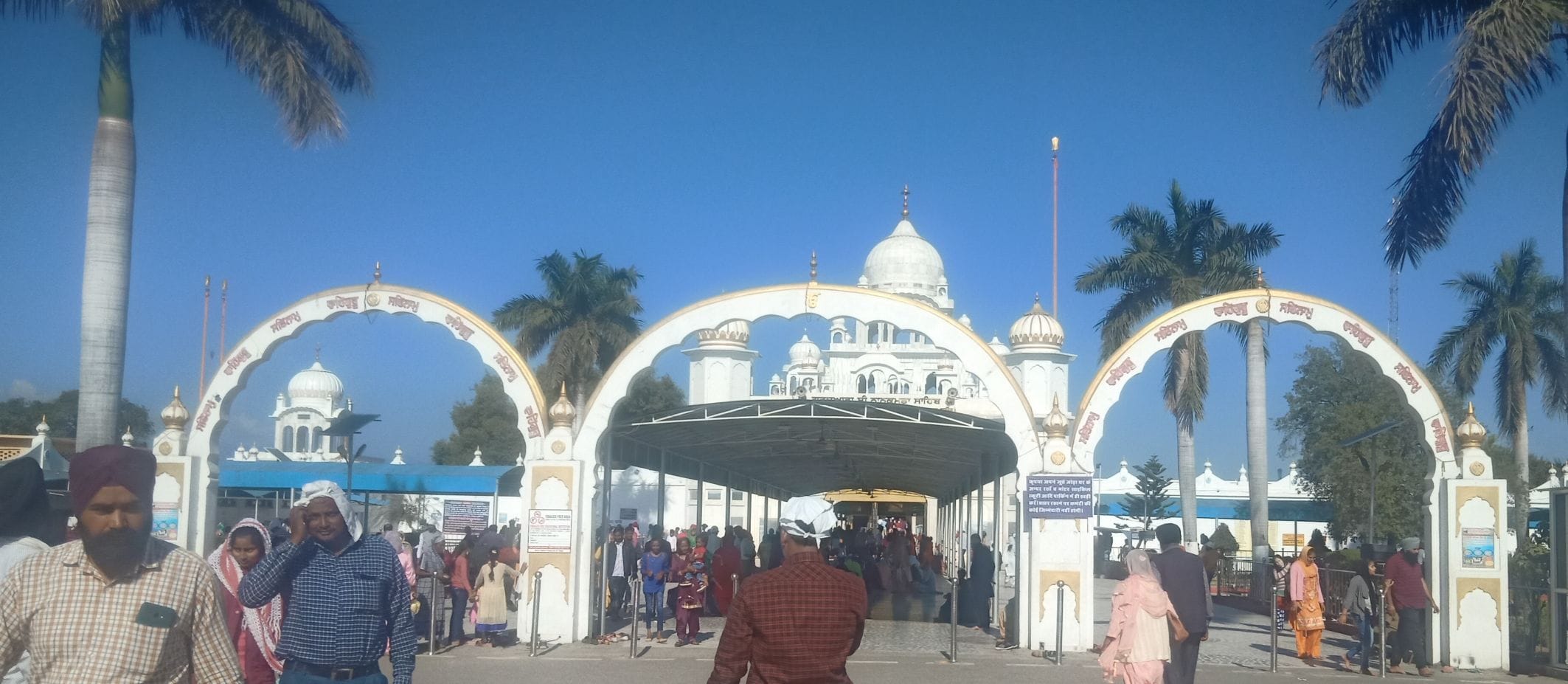 नानकमत्ता में गुरुद्वारा साहिब के दर्शन को उमड़ी संगत।