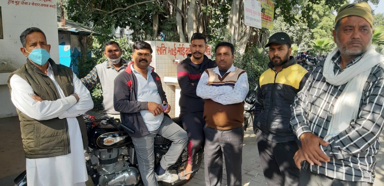 पानीपत। शव गृह के बाहर मौजूद मृतक नितिन के परिजन।
