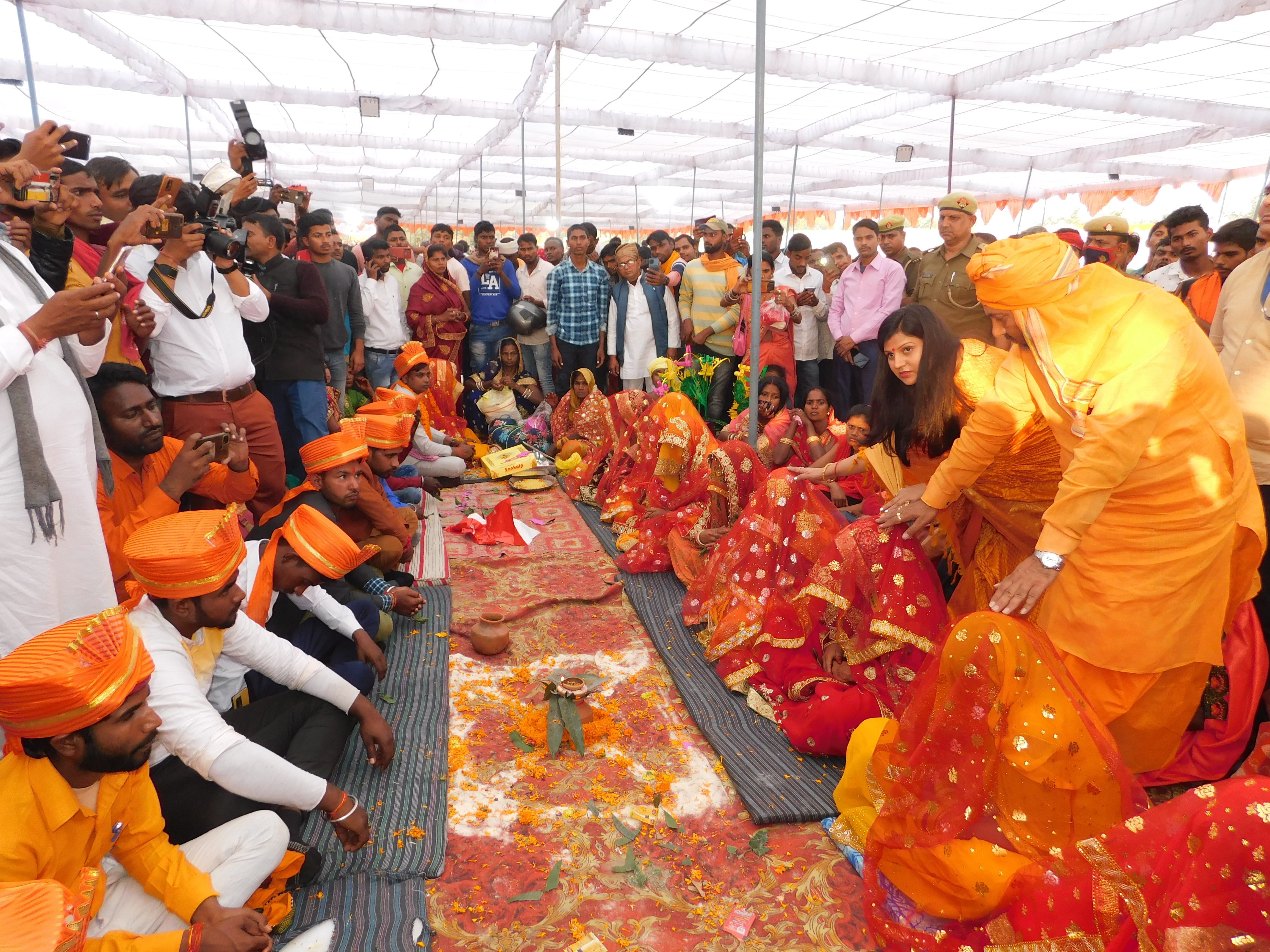 फेफना में हुए सामूहिक विवाह में आशीर्वाद देते राज्यमंत्री उपेंद्र तिवारी और उनकी पत्नी। फेफना में हुए सामूहिक विवाह में आशीर्वाद देते राज्यमंत्री उपेंद्र तिवारी और उनकी पत्नी।