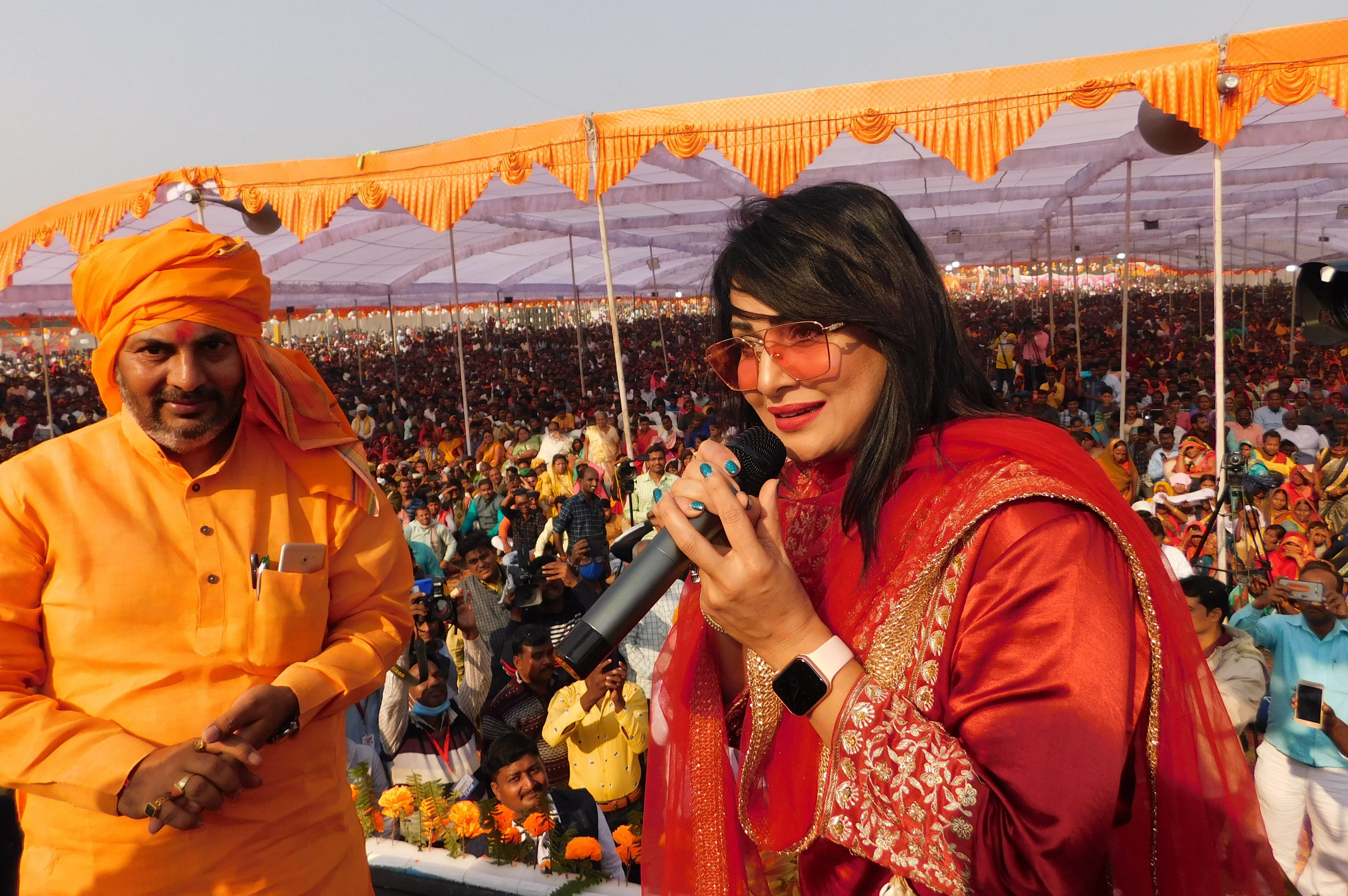 फेफना में हुए सामूहिक विवाह में मंच पर राज्य मंत्री उपेंद्र तिवारी के साथ अभिनेत्री पाखी हेगड़े? फेफना में हुए सामूहिक विवाह में मंच पर राज्य मंत्री उपेंद्र तिवारी के साथ अभिनेत्री पाखी हेगड़े?