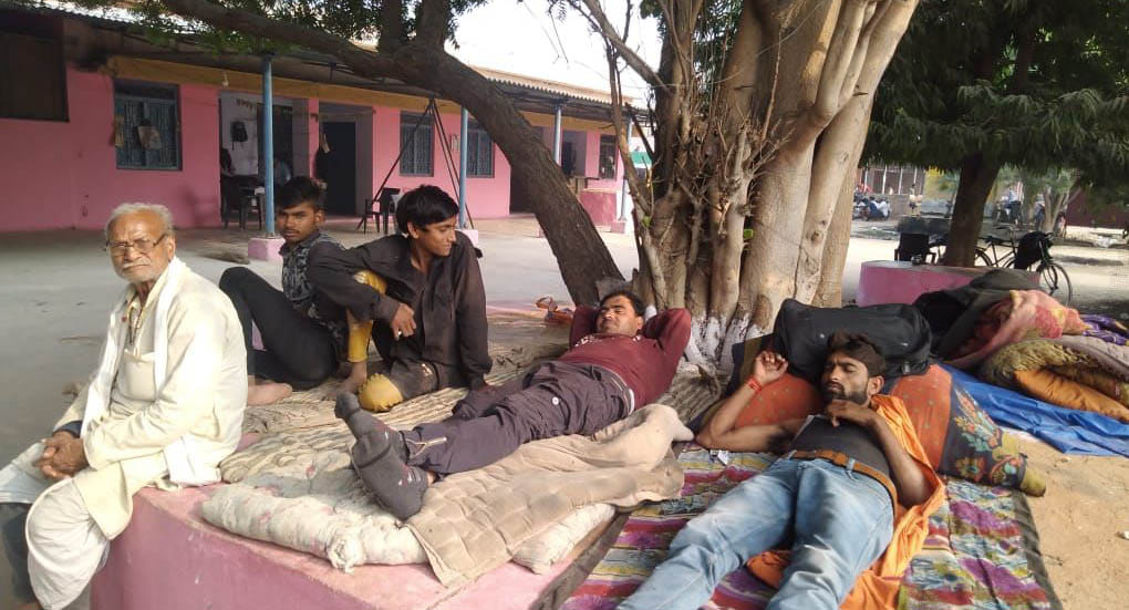 Electricity company employees in the rest house, farmers are facing winter in the open Electricity company employees in the rest house, farmers are facing winter in the open