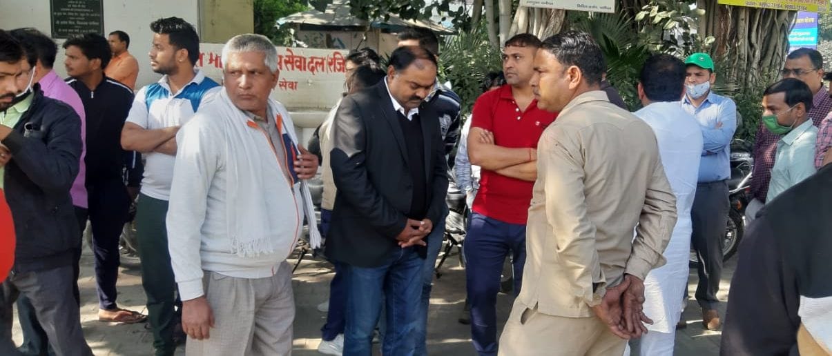 पानीपत। सिविल अस्पताल में शव गृह के बाहर मृतक अमन के परिजनों से मिलने पहुंचे सीनियर डिप्टी मेयर द