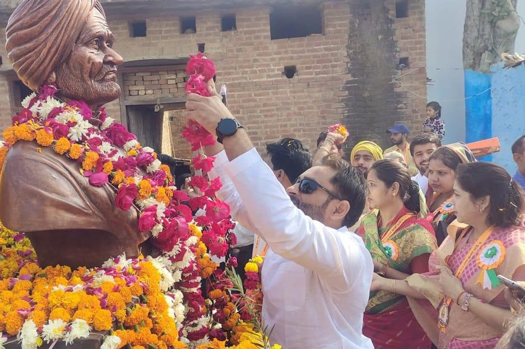 शोभा यात्रा में स्वामी जी की प्रतिमा पर माल्यार्पण करते अखिलेश यादव शोभा यात्रा में स्वामी जी की प्रतिमा पर माल्यार्पण करते अखिलेश यादव