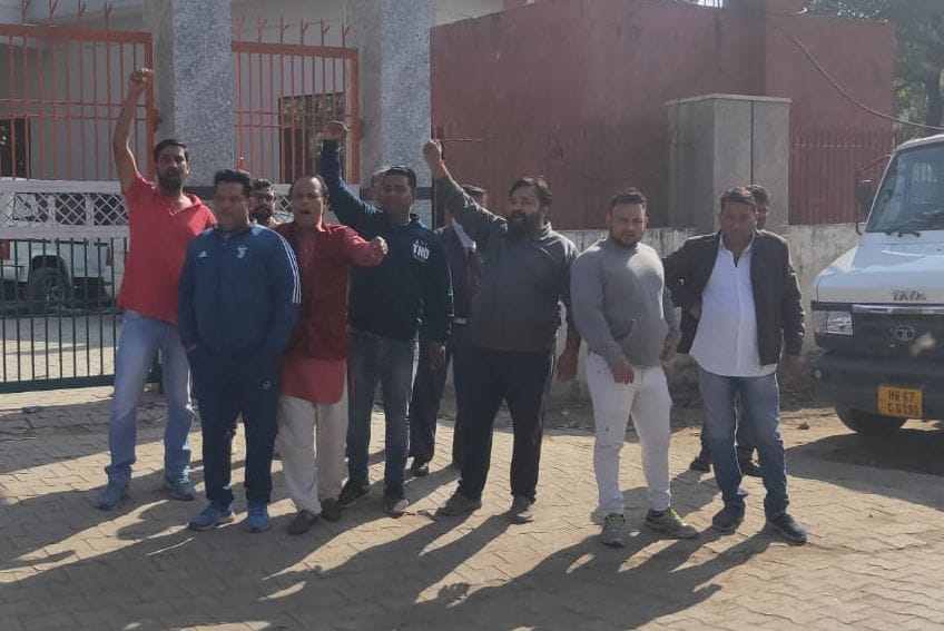 पानीपत। निगम कर्मियों के पक्ष में नारे लगाते हुए लोग।