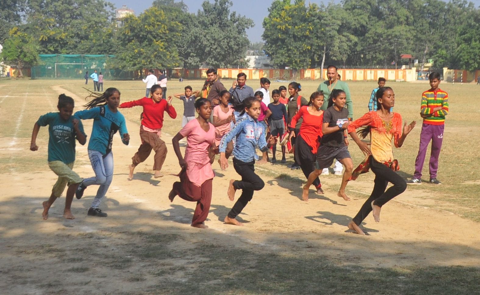 फतेहगढ़ स्थित स्टेडियम में दौड़ लगातीं छात्राएं। संवाद फतेहगढ़ स्थित स्टेडियम में दौड़ लगातीं छात्राएं। संवाद