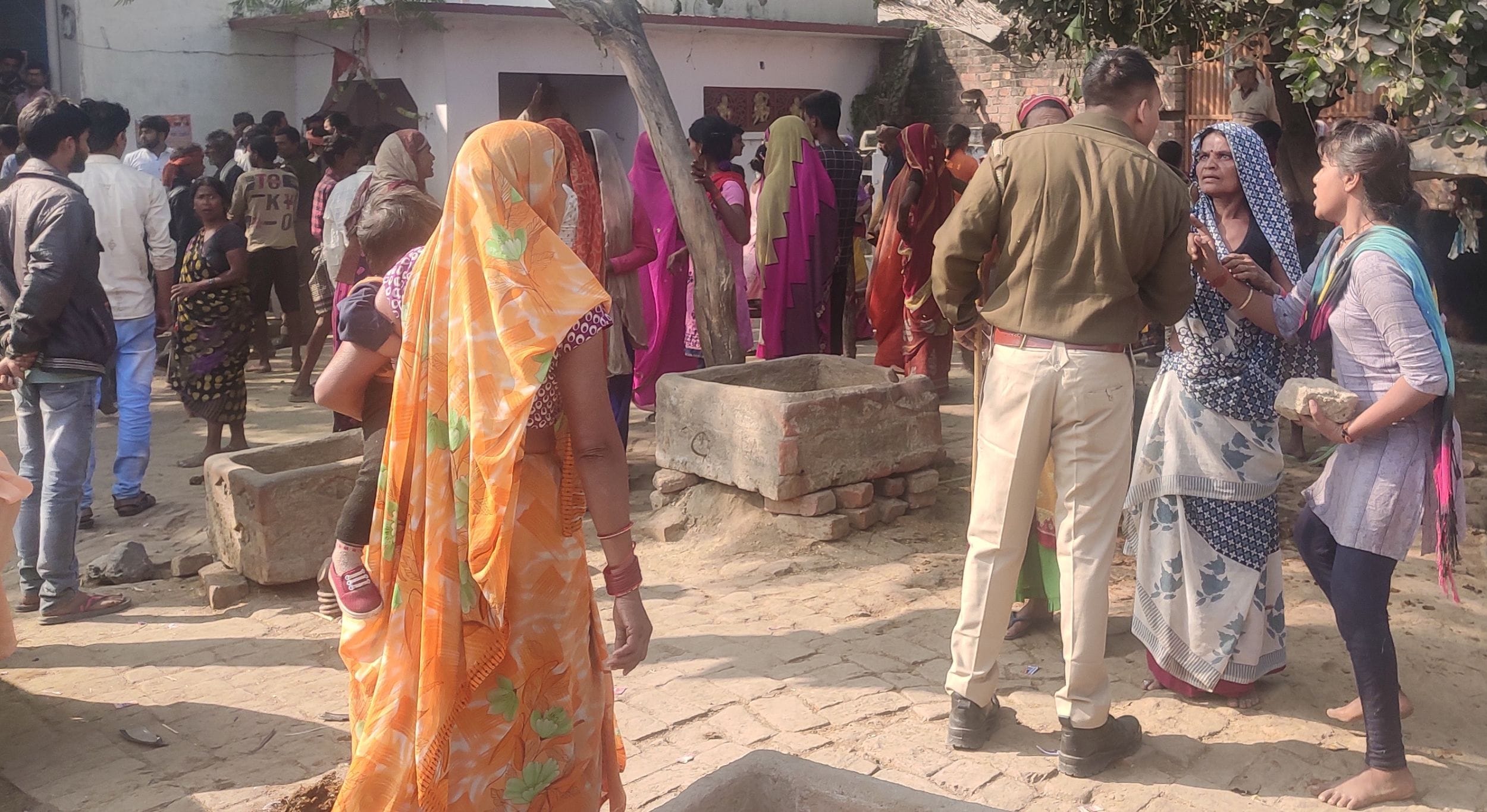 पहरवापुर गांव में हांथ में पत्थर लेकर पुलिस से नोकझोंक करती युवती व अन्य। संवाद पहरवापुर गांव में हांथ में पत्थर लेकर पुलिस से नोकझोंक करती युवती व अन्य। संवाद
