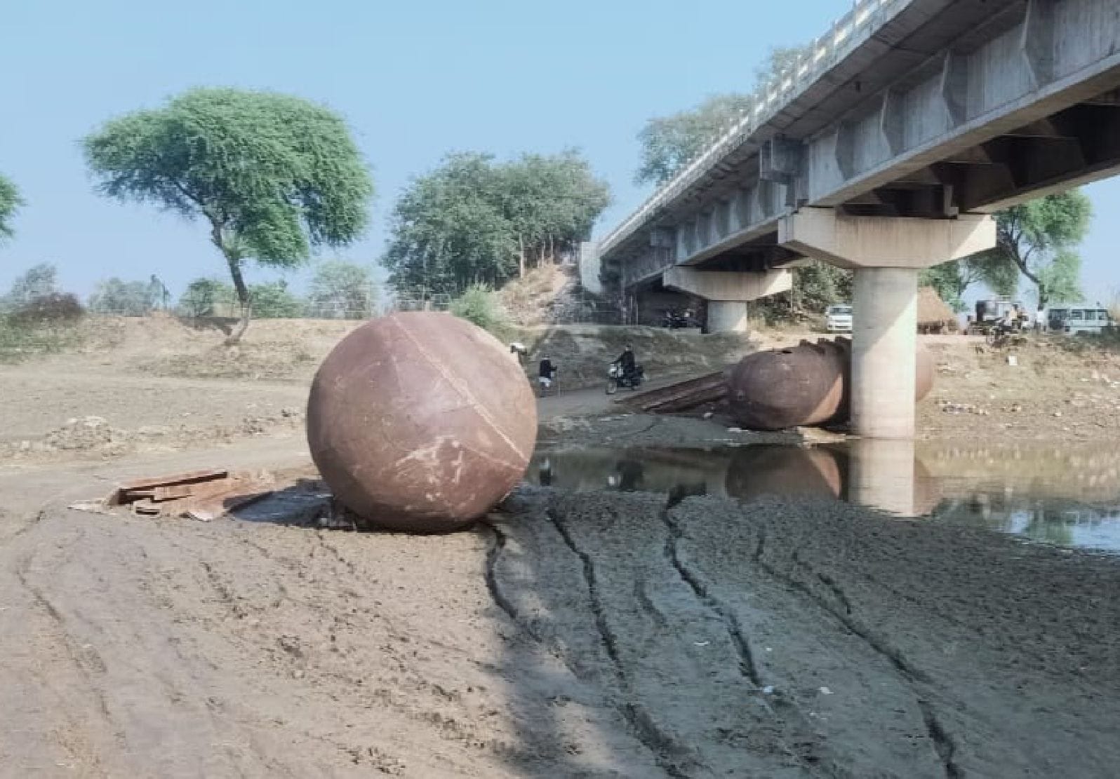 जलालाबाद में कोलाघाट पुल के पड़े लोहे के दो कछुए। संवाद जलालाबाद में कोलाघाट पुल के पड़े लोहे के दो कछुए। संवाद