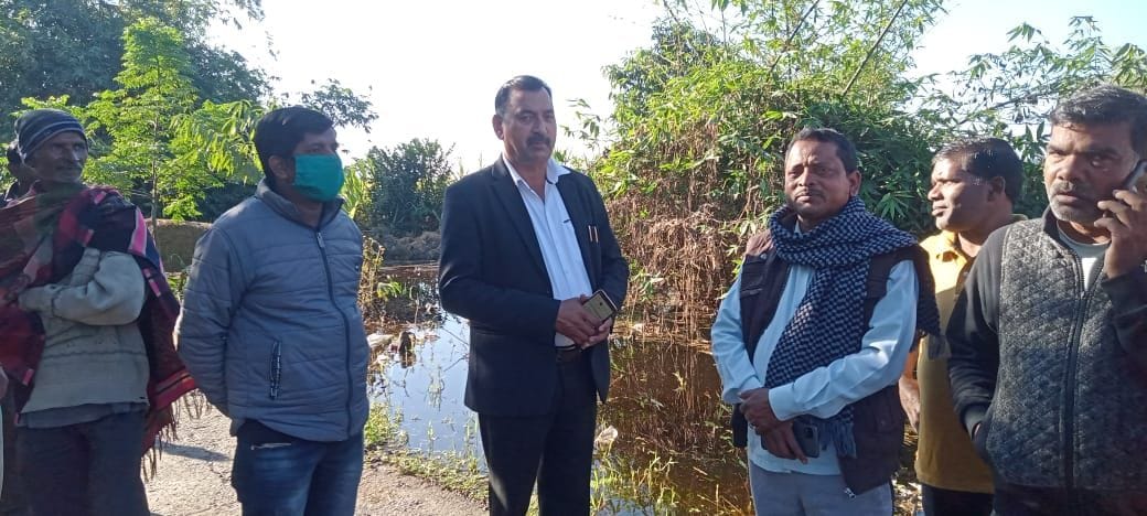 खटीमा में शारदा सागर डैम के ऊपरी हिस्से में जलभराव का निरीक्षण करते तहसीलदार यूसुफ अली। खटीमा में शारदा सागर डैम के ऊपरी हिस्से में जलभराव का निरीक्षण करते तहसीलदार यूसुफ अली।
