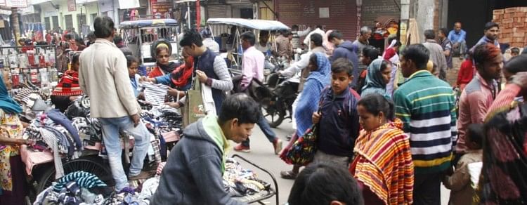 Fasilitas Sipil – Pasar Minggu di jalan, orang kesal karena macet