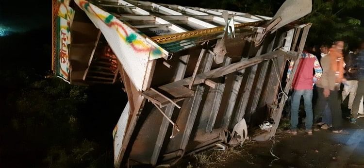 Deux agriculteurs chevauchant une chargeuse sont décédés des suites d’une collision avec un chariot, quatre blessés ont été transférés à l’hôpital de district de Phc