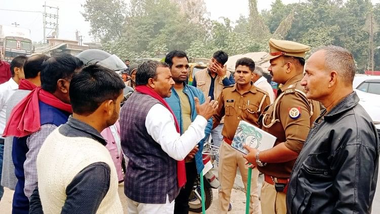 Kannauj, Kannauj News – La police a arrêté le Jan Sandesh Yatra sorti sans autorisation