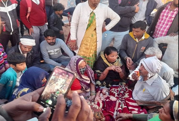 Des villageois protestent contre la construction de Nala à Dhanoli Samadhi par deux personnes