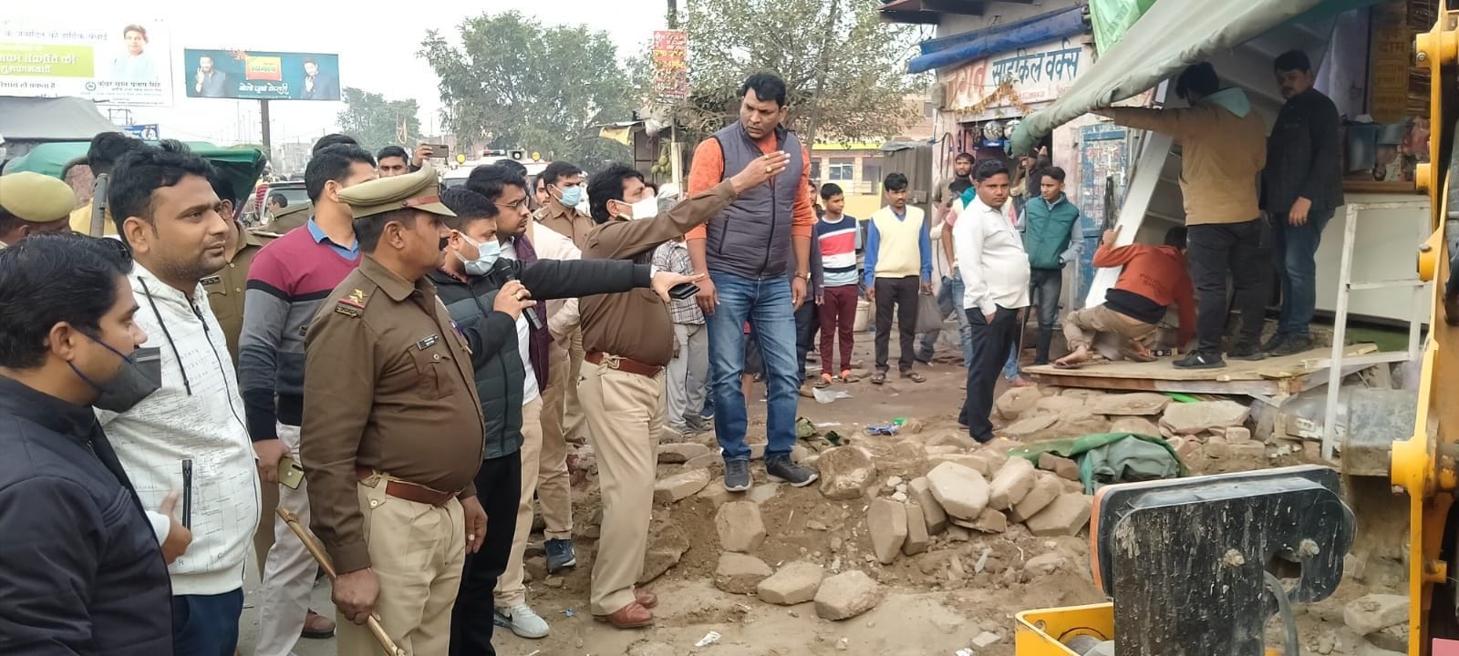 सादाबाद में अतिक्रमण हटवाते एसडीएम विपिन कुमार शिवहरे, नायब तहसीलदार रामगोपाल, ईओ लल्लनराम यादव सादाबाद में अतिक्रमण हटवाते एसडीएम विपिन कुमार शिवहरे, नायब तहसीलदार रामगोपाल, ईओ लल्लनराम यादव