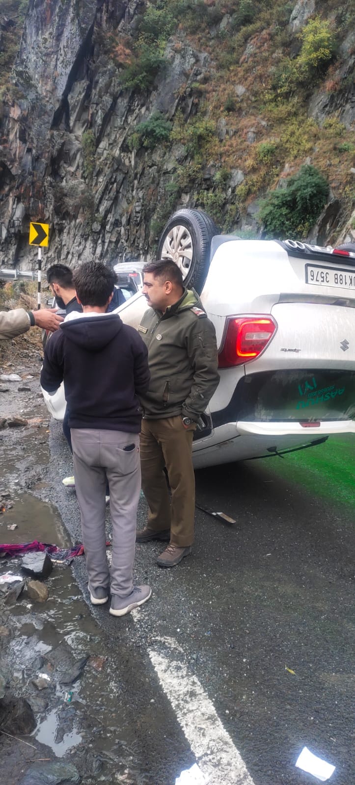 रामबन के डिगडोल में राजमार्ग पर पलटी कार रामबन के डिगडोल में राजमार्ग पर पलटी कार