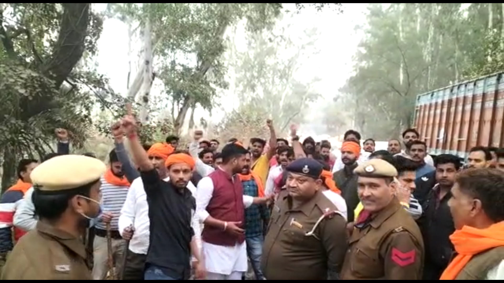कार्यक्रम का विरोध करते बजरंग दल के सदस्य व मौजूद पुलिस।