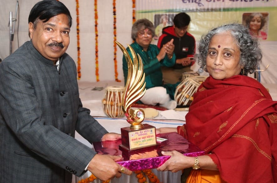 नजीबाबाद में अमृत महोत्सव में डॉ. नलिनी को सम्मानित करते प्राचार्य।