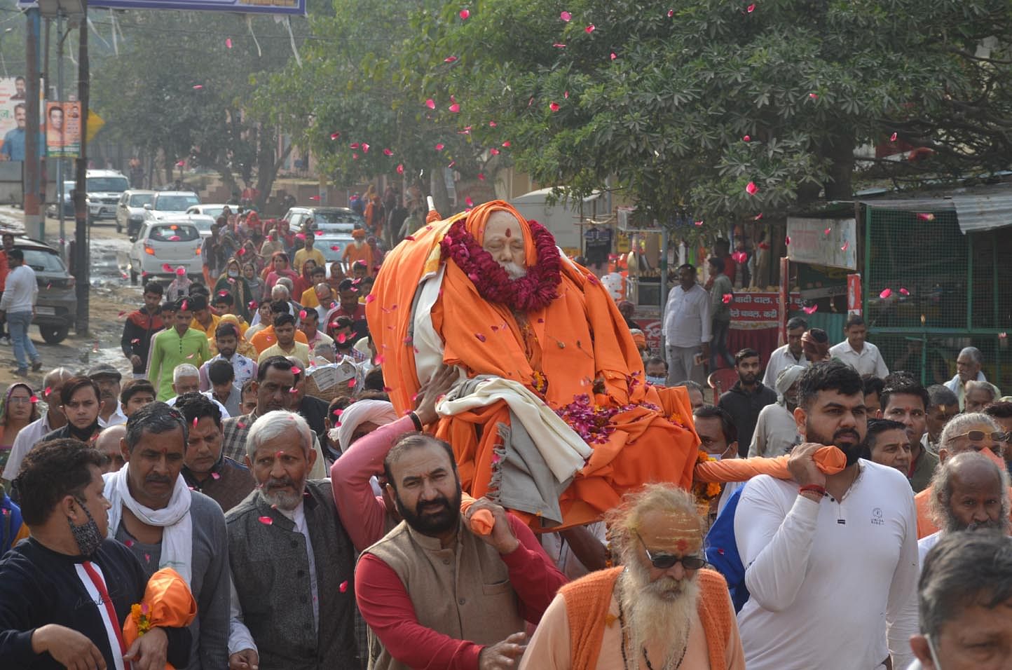 Muzaffarnagar : À Shuktirth, le corps du brahmane Swami Gurudeveshwar Maharaj a été circumambulé dans la ville.