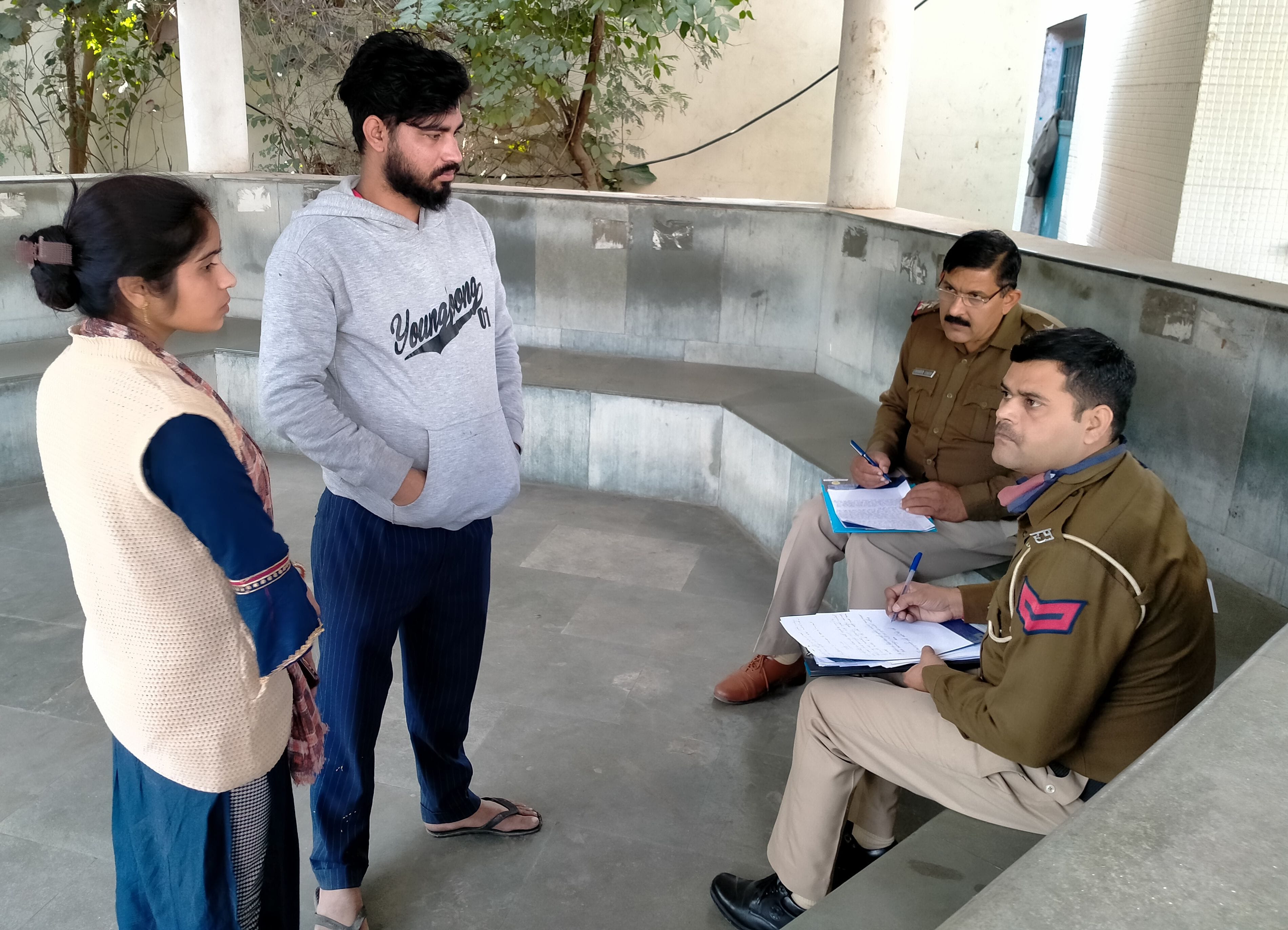 पानीपत। सिविल अस्पताल में शव गृह के बाहर मृतक अर्जुन की पत्नी के बयान दर्ज करते हुए पुलिसकर्मी व ? पानीपत। सिविल अस्पताल में शव गृह के बाहर मृतक अर्जुन की पत्नी के बयान दर्ज करते हुए पुलिसकर्मी व ?