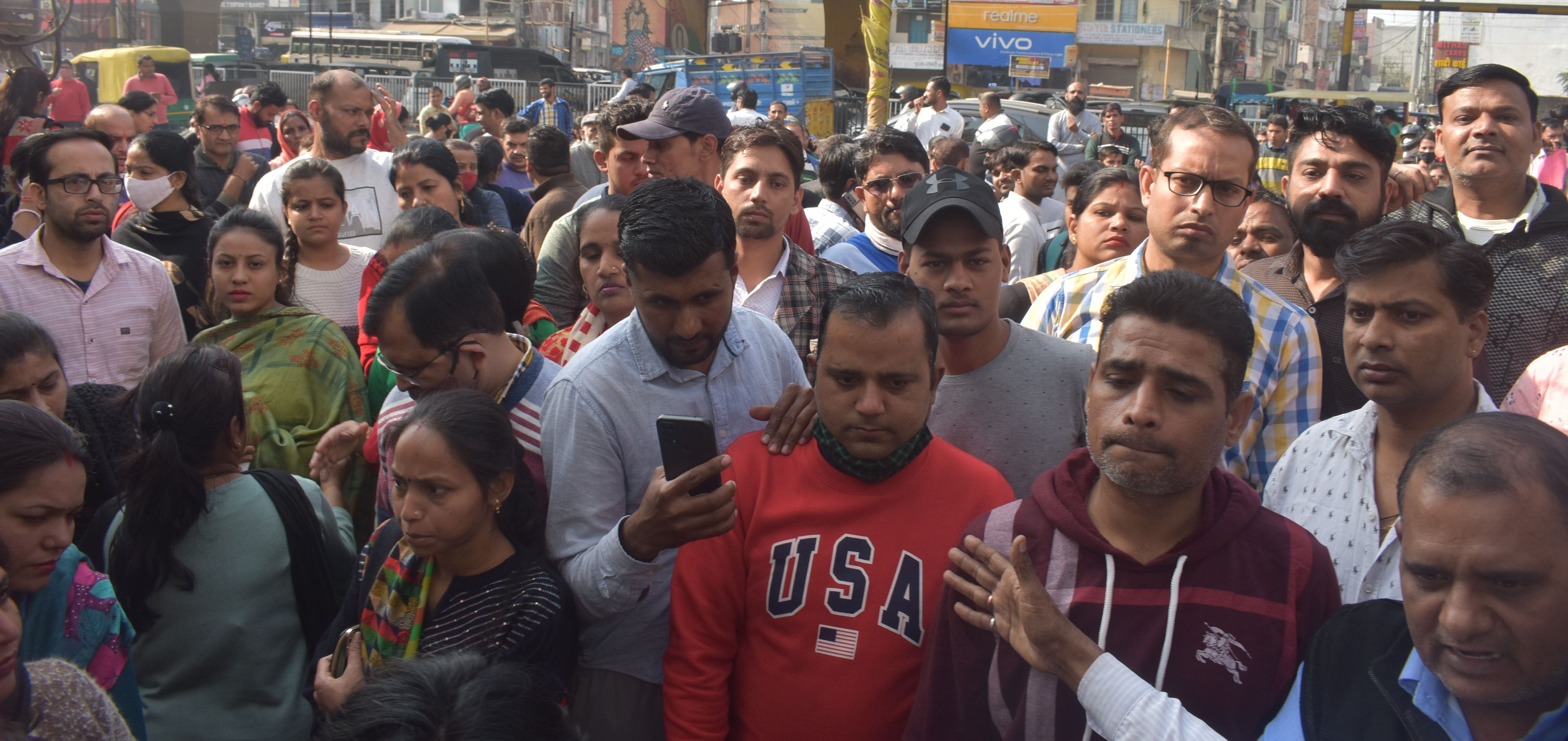 पानीपत। जिनवाणी विद्या भारती स्कूल के बाहर मौजूद बच्चों के परिजन। पानीपत। जिनवाणी विद्या भारती स्कूल के बाहर मौजूद बच्चों के परिजन।