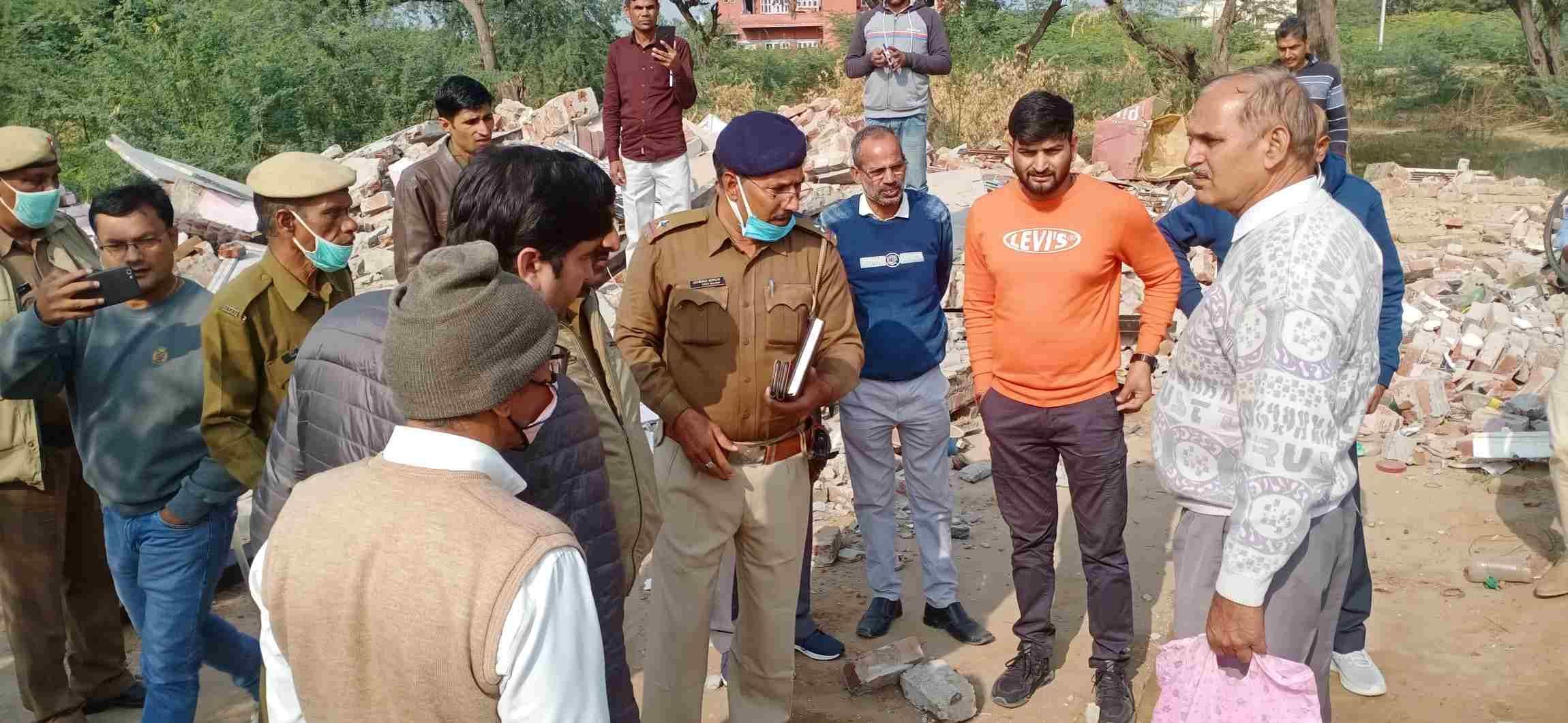 लोगों से बातचीत करते पुलिस चौकी प्रभारी । संवाद लोगों से बातचीत करते पुलिस चौकी प्रभारी । संवाद