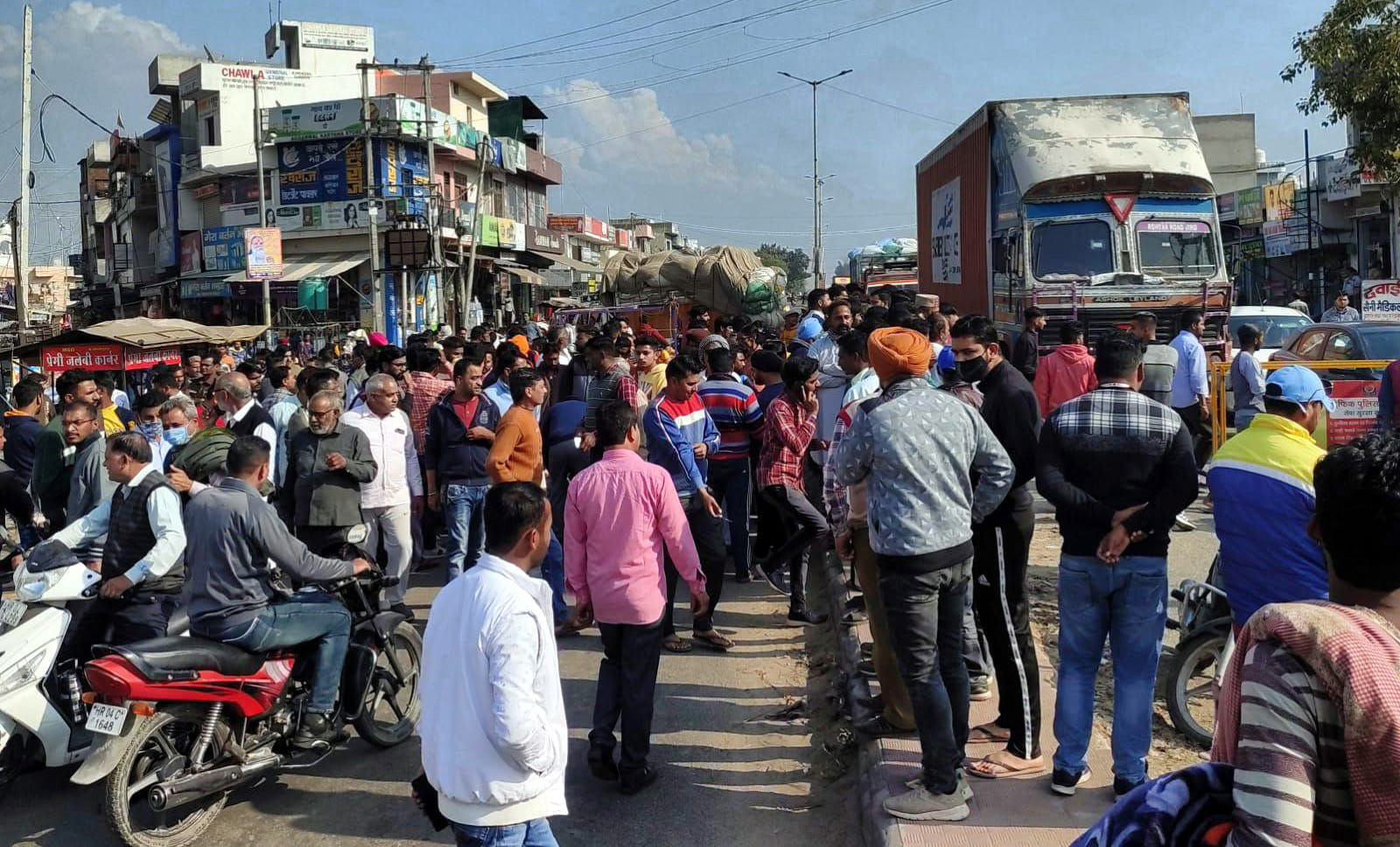 नारायणगढ़ में फल विक्रेता पर कार्रवाई करने को लेकर लोगों द्वारा लगाया गया जाम।