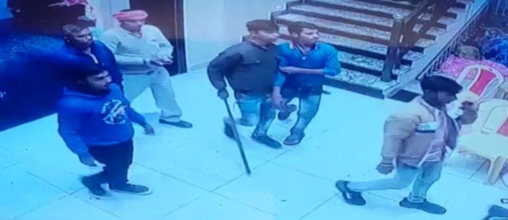 नगर कोतवाली के सगरा स्थित मैरेज हाल में सीसीटीवी में मारपीट करने आये हाथ में डंडा लिए लोगों की तस? नगर कोतवाली के सगरा स्थित मैरेज हाल में सीसीटीवी में मारपीट करने आये हाथ में डंडा लिए लोगों की तस?