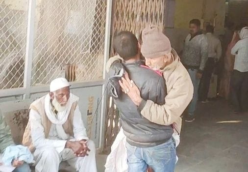 मेडिकल कालेज में स्ट्रेचर न मिलने पर वृद्ध को गोद में उठाकर इमरजेंसी कक्ष में ले जाता युवक। संवाद