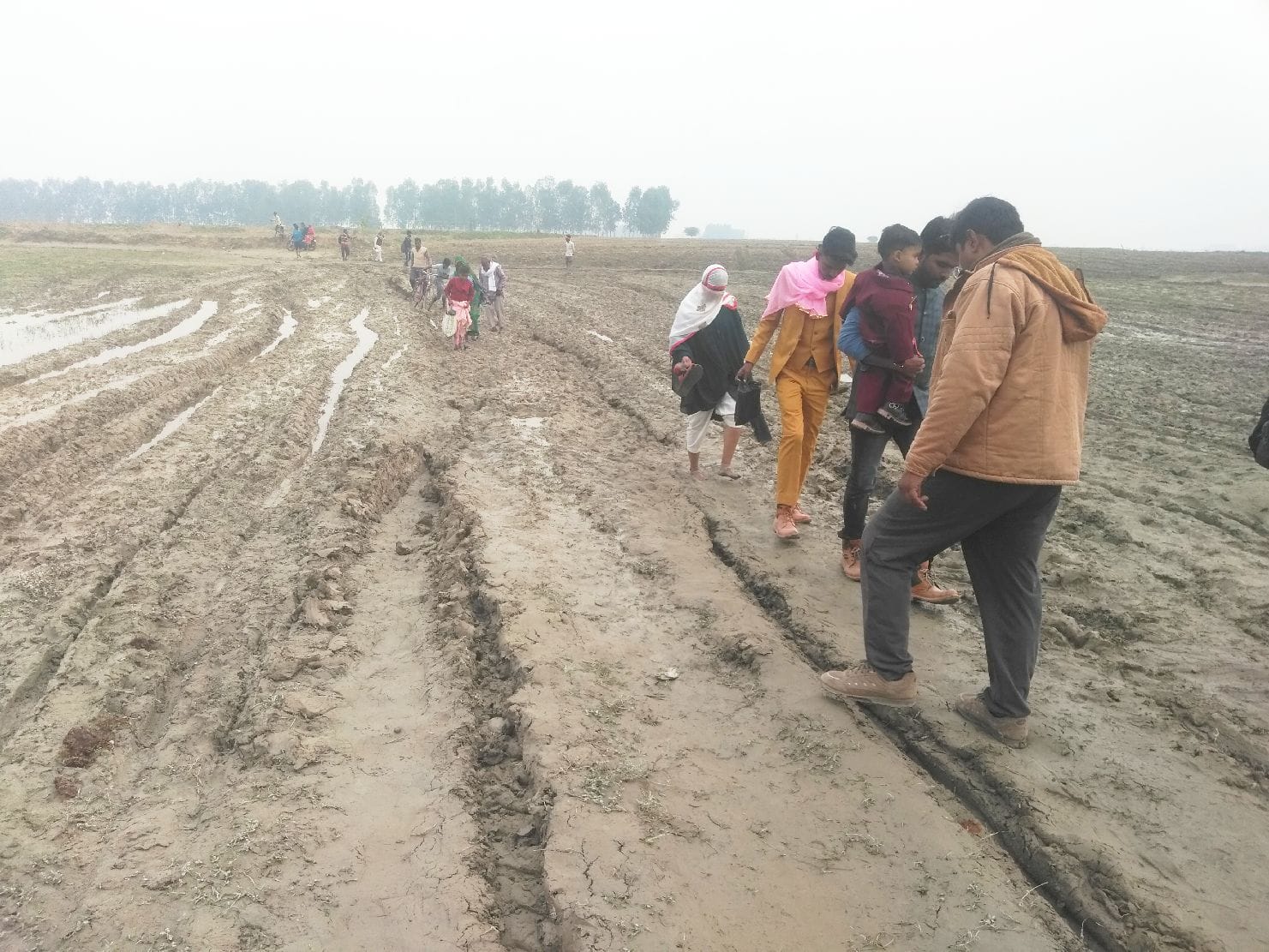 कोलाघाट पुल के नीचे में कीचड़युक्त रास्ते से निकलते ग्रामीण। संवाद कोलाघाट पुल के नीचे में कीचड़युक्त रास्ते से निकलते ग्रामीण। संवाद
