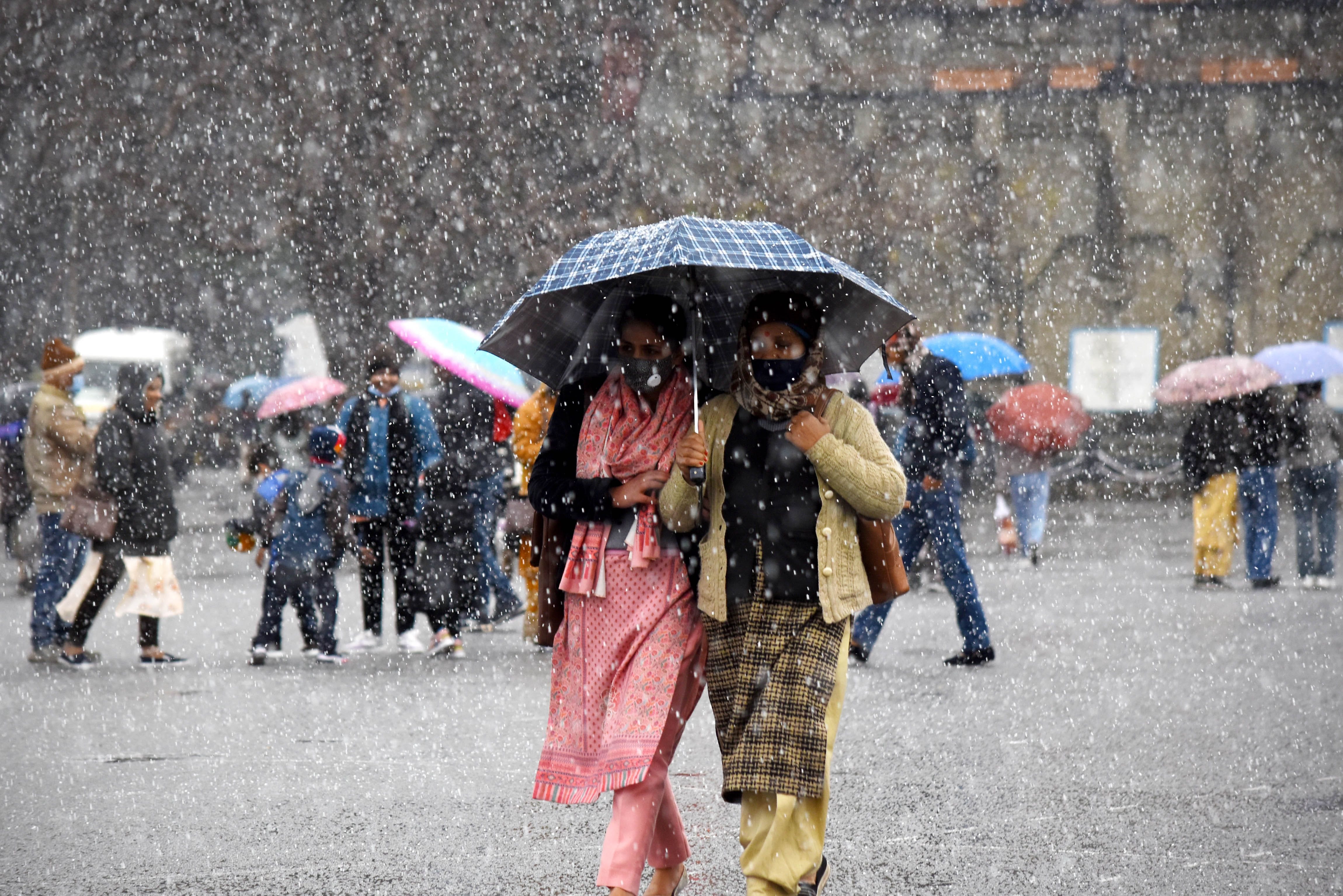शिमला में सोमवार को रिज मैदान पर कुछ देर के लिए बर्फ के फाहे गिरे। यहां सैलानियों ने खूब मस्ती की? शिमला में सोमवार को रिज मैदान पर कुछ देर के लिए बर्फ के फाहे गिरे। यहां सैलानियों ने खूब मस्ती की?
