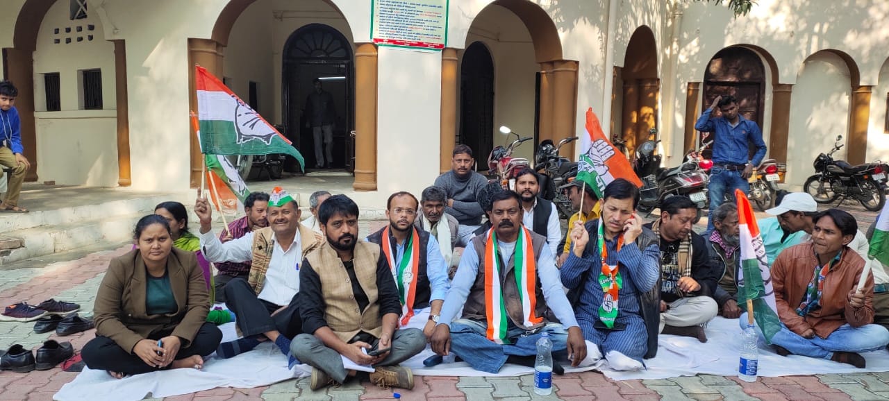 धामपुर में गन्ना समिति परिसर में प्रदेश् और केंद्र की भाजपा सरकार के खिलाफ धरना देकर प्रदर्शन कर धामपुर में गन्ना समिति परिसर में प्रदेश् और केंद्र की भाजपा सरकार के खिलाफ धरना देकर प्रदर्शन कर