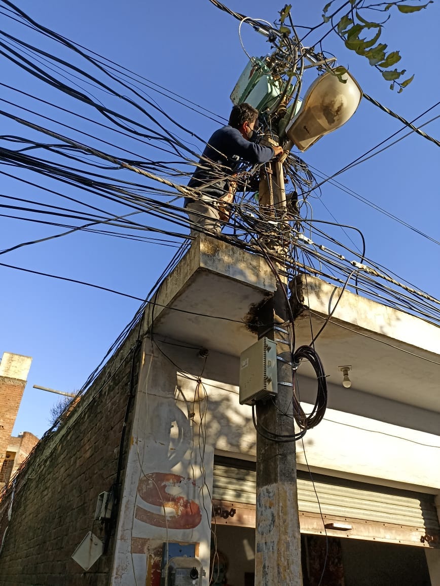 उधमपुर शहर में बिजली चोरी को लेकर कार्रवाई करते बिजली विभाग की टीम उधमपुर शहर में बिजली चोरी को लेकर कार्रवाई करते बिजली विभाग की टीम