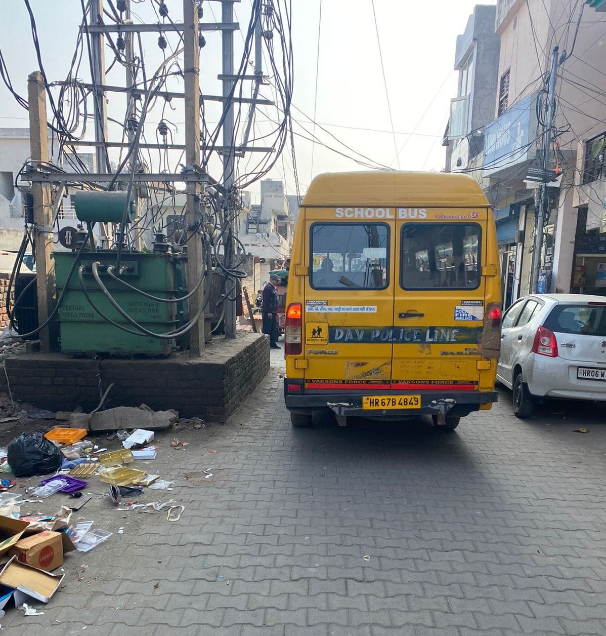 पानीपत। वार्ड-4 स्थित अशोक नगर में सड़क के बिच में लगाया हुआ ट्रांसफार्मर । पानीपत। वार्ड-4 स्थित अशोक नगर में सड़क के बिच में लगाया हुआ ट्रांसफार्मर ।