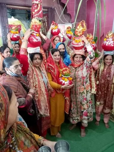Wanita Berpartisipasi Dalam Kalash Yatra yang Diambil Pada Peluncuran Shrimad Bhagwat Katha