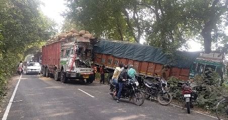 Un camion chargé de paddy percuté un camion rempli de riz pour tenter de sauver la voiture, deux blessés