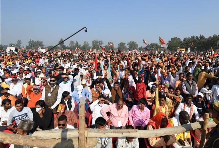 गोरखपुर में पीएम मोदी के कार्यक्रम में शामिल लोग।