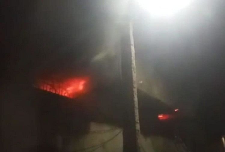 Un immense incendie se déclare dans un entrepôt de meubles à Agra