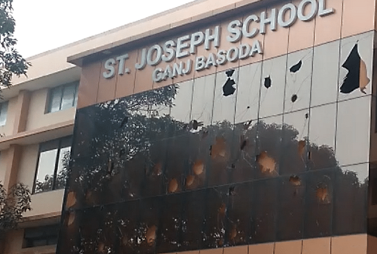गंज बासोदा में हिंदूवादी संगठन के कार्यकर्ताओं ने सेंट जोसेफ स्कूल पर पथराव किया। तोड़फोड़ भी की।